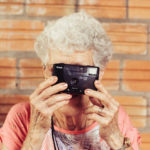 kobieta z aparatem 150x150 Jak chronić się przed Alzheimerem